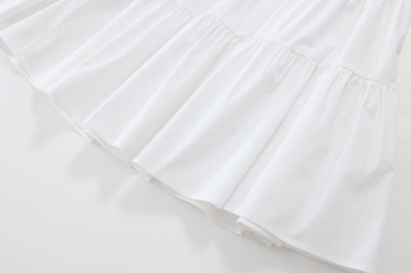 White round neck medium sleeve short skirt