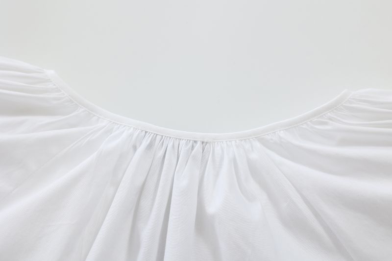 White round neck medium sleeve short skirt